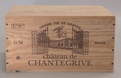 une boîte en bois sur laquelle est apposée une étiquette de vin