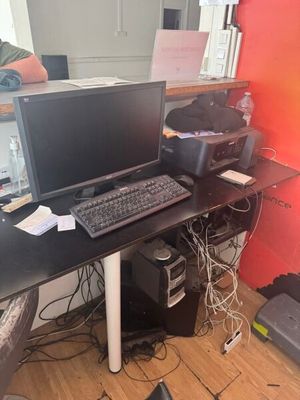 un homme assis à un bureau sur lequel se trouve un ordinateur