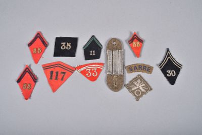 plusieurs insignes militaires sont alignés sur une surface blanche