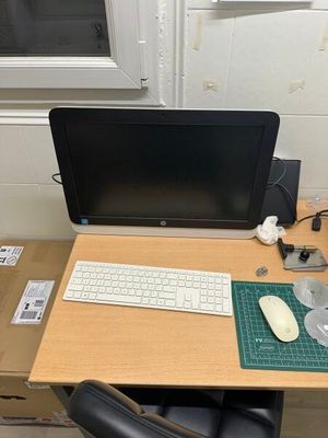 un bureau sur lequel se trouvent un ordinateur, un clavier et une souris