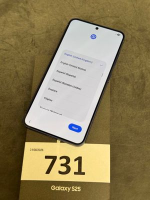 un gros plan d'un téléphone portable posé sur une table, avec une étiquette de prix