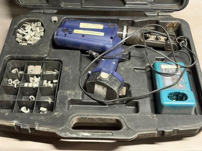 une trousse à outils dans un coffret contenant des outils