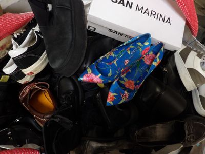 de nombreuses paires de chaussures rangées dans une boîte