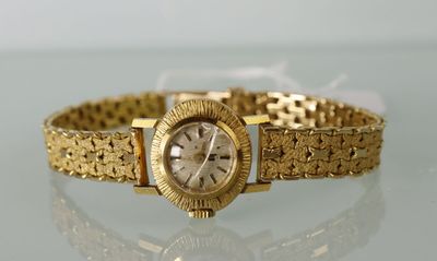 une photo d'une montre-bracelet de femme posée sur une table en verre
