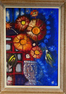 tableau représentant des fleurs dans un vase sur fond bleu, avec un cadre doré