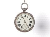 une montre de poche en argent suspendue à une chaîne sur fond blanc