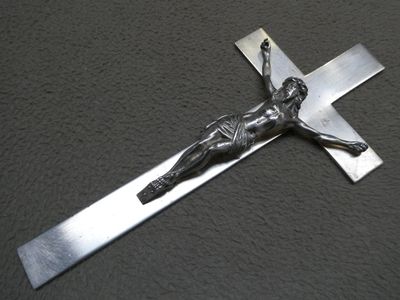ERCUIS – Christ en croix en métal argenté – H.
