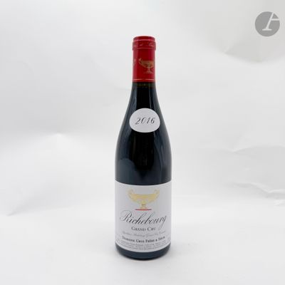 une bouteille de vin posée sur une table