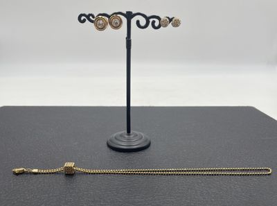 un présentoir à colliers et bracelets trône sur une table noire