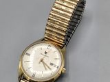 une image d'une montre-bracelet en or avec des chiffres romains