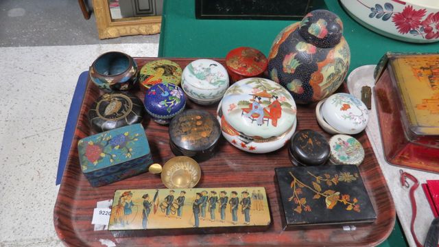 Ensemble de boites, coffrets, plumier, poudrier en porcelaine, en...