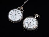 une montre de poche en argent et une autre montre de poche en argent posées sur une surface noire