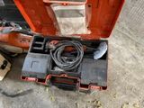 une boîte à outils contenant des outils, posée sur le sol