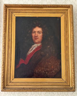 portrait d'un homme vêtu d'un manteau rouge et d'une chemise blanche