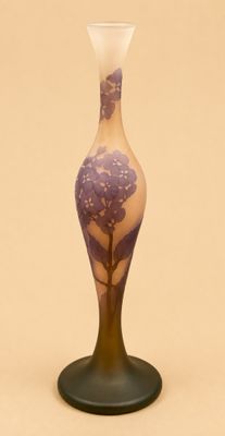 un vase orné d'un motif violet et blanc