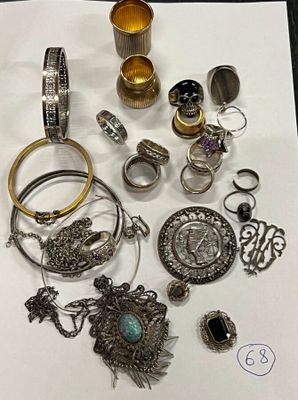 de nombreuses bagues et bracelets de toutes sortes posés sur une table