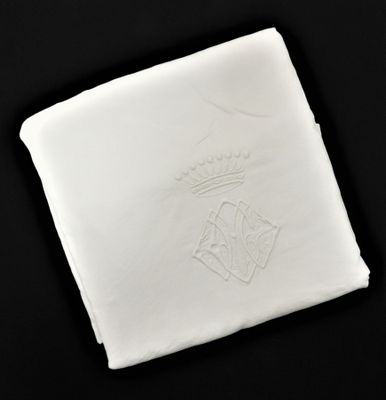 mouchoir blanc sur lequel sont brodés une couronne et des cartes à jouer