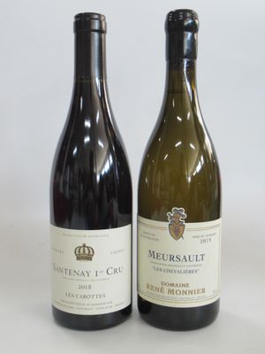 deux bouteilles de vin posées l'une à côté de l'autre sur une table