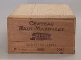 une boîte en bois portant une étiquette