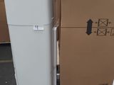 un réfrigérateur blanc posé à côté d'un carton