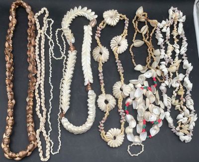 de nombreux colliers et bracelets disposés sur une table