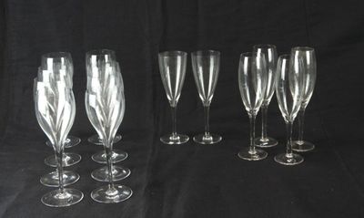 six verres à vin transparents alignés sur un fond noir