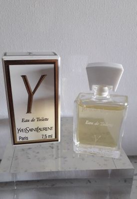 une photo d'un flacon de parfum posé sur un comptoir