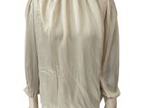 une image d'un mannequin vêtu d'une chemise blanche