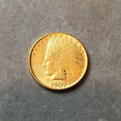 un gros plan d'une pièce d'or sur laquelle figure une coiffe