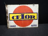 un vieux panneau rouillé sur lequel est inscrit le mot « celor »