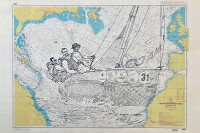 deux hommes sur un bateau au milieu d'une carte
