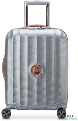 valise argentée et marron, avec des roulettes et une poignée, sur fond blanc