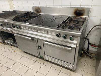 Un vieux piano de cuisson en inox COMETTO à 4 feux vifs, une…