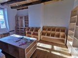 une pièce où se trouvent de nombreuses étagères en bois