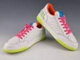 une paire de baskets blanches avec des lacets rose fluo