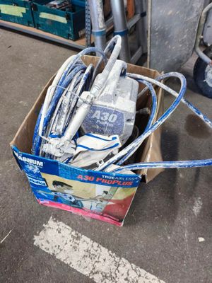 une boîte remplie de câbles électriques posée par terre