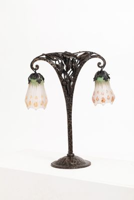 Travail 1900 et DAUM NANCY Lampe en fer forgé martelé à déco…