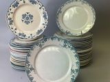 plusieurs assiettes empilées sur une table