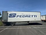 un camion semi-remorque garé dans un parking