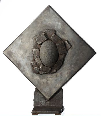 une sculpture métallique représentant une fleur de forme carrée