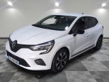 la voiture blanche est garée sur le sol à carreaux d'un garage