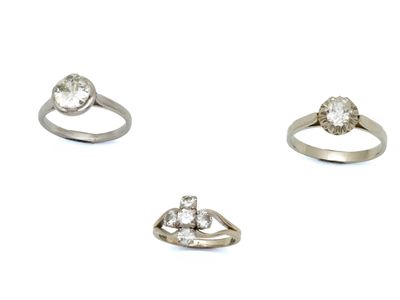 trois types de bagues différentes ornées de diamants, sur fond blanc
