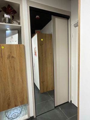 une salle de bains équipée de toilettes et d'un miroir