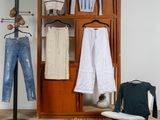 une photo d'un placard avec des vêtements suspendus à des cintres