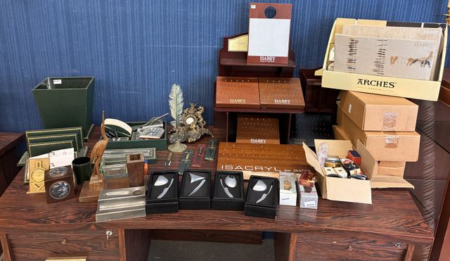 Important lot d’accessoires de bureau et calligraphie : présentoi...