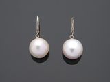 une paire de boucles d'oreilles en perles et diamants