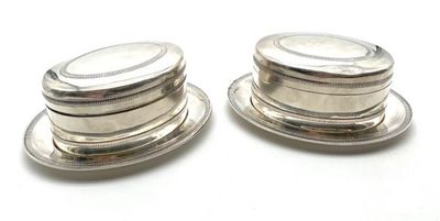une paire de salières et poivrières plaquées argent sur fond blanc