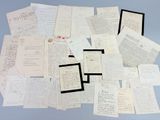 une pile de vieilles lettres et de papiers sur une table