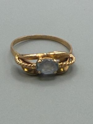 une bague en or sertie d'une pierre bleue
