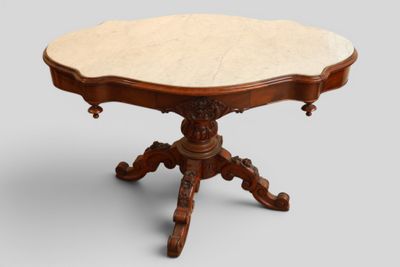 une petite table avec un plateau en marbre et des pieds en bois